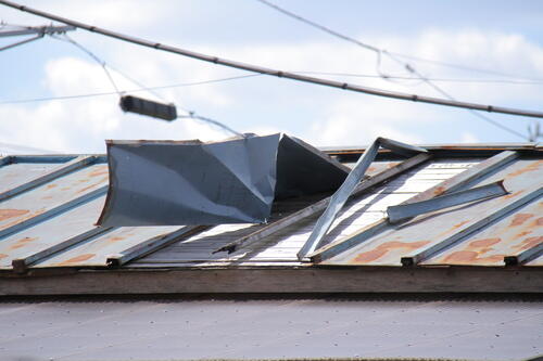 屋根が壊れている写真