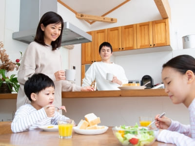 家族が快適に過ごすイメージ写真