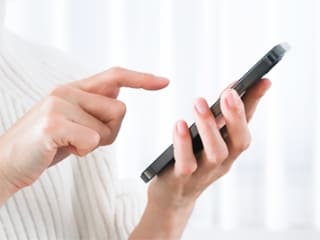 問い合わせをしようとしている人の写真