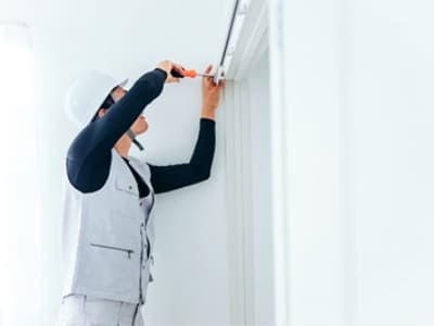 家の修理をする大工さんの写真