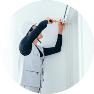 家をメンテナンスしている大工さんの写真