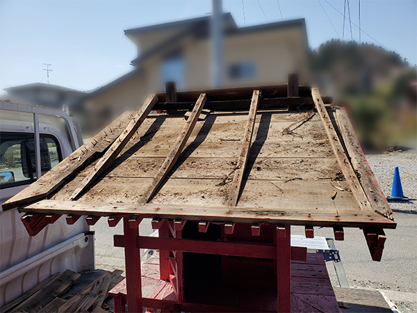 稲荷様の屋根板を撤去した写真