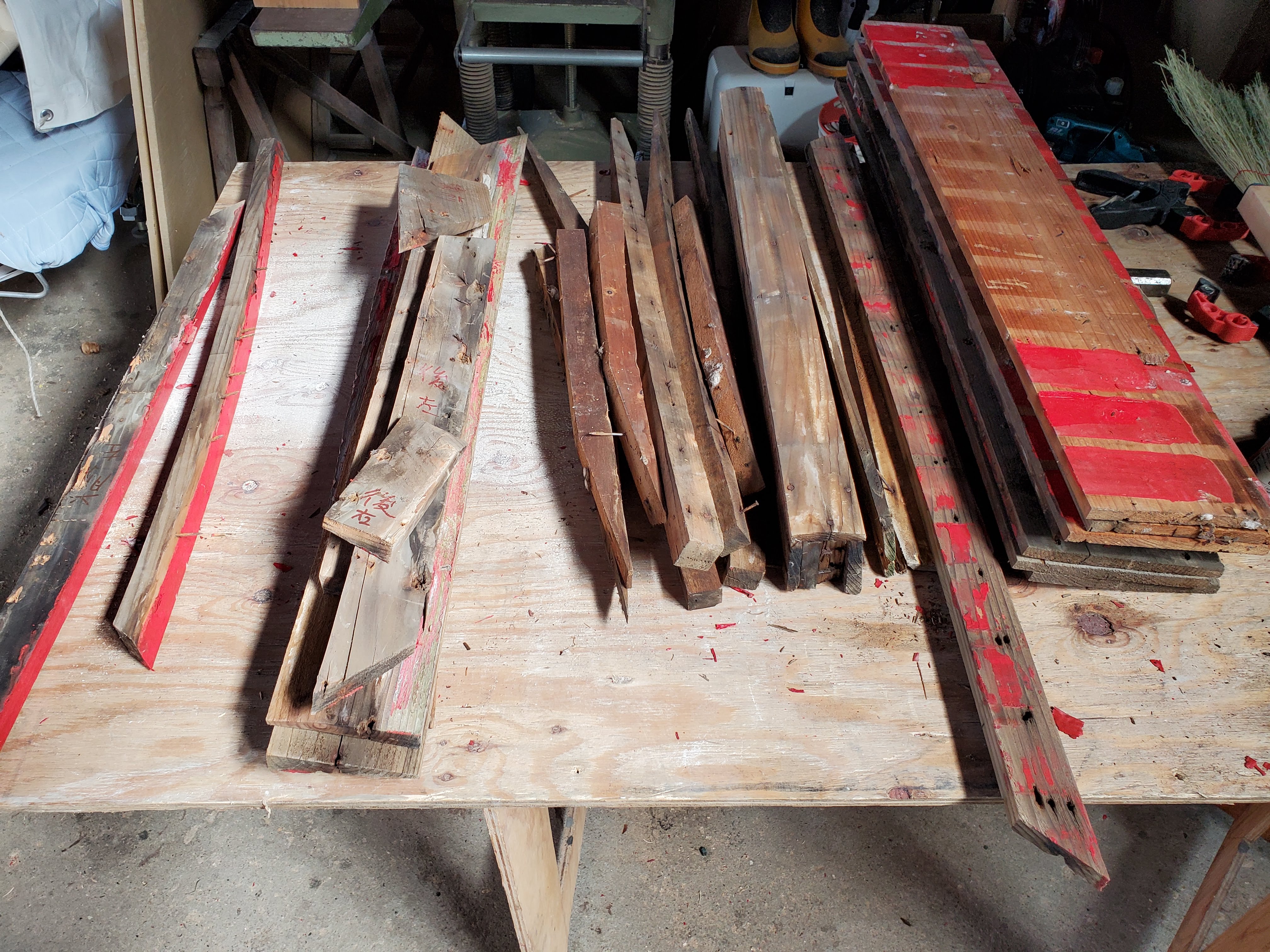 稲荷様の骨組みを分解した写真