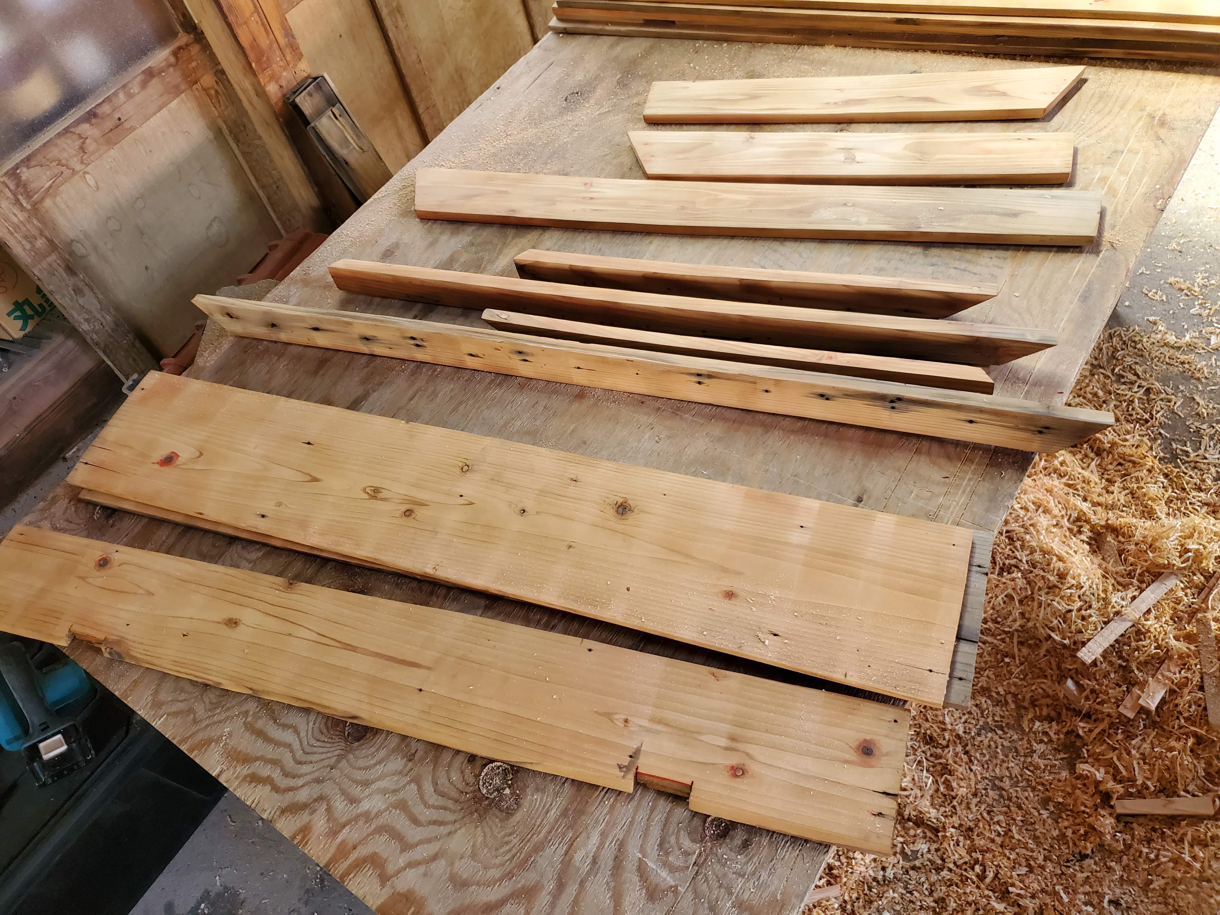 稲荷様の骨組みを仕上げ直した写真