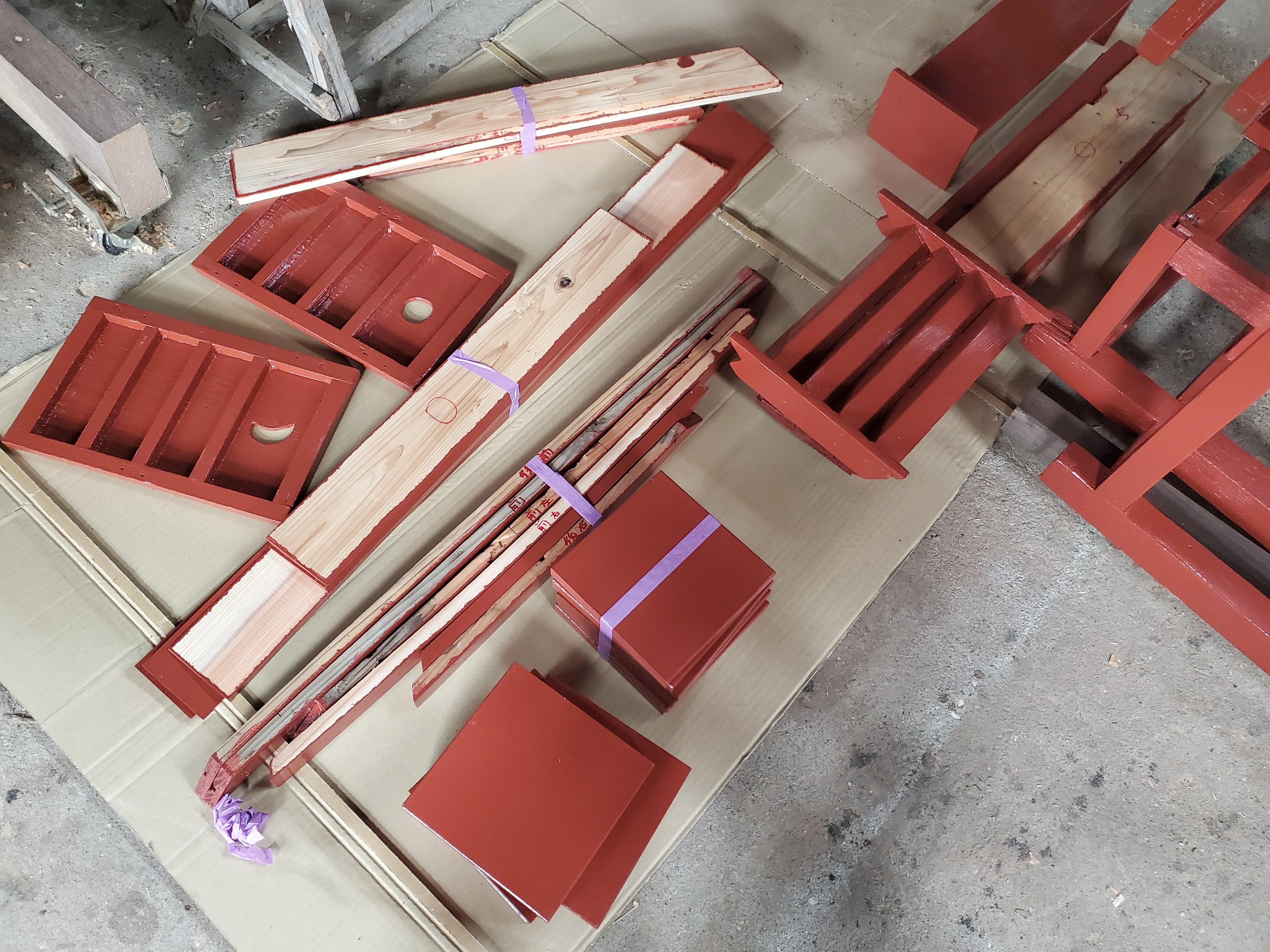 稲荷様の骨組みを塗装し直した写真